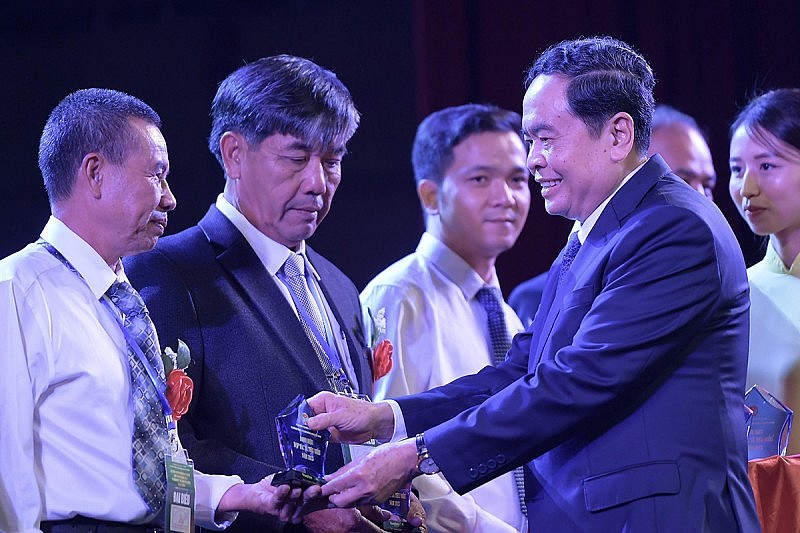 Đồng chí Trần Thanh Mẫn, Ủy viên Bộ Chính trị, Phó Chủ tịch thường trực Quốc hội và Chủ tịch T.U Hội Nông dân Việt Nam Lương Quốc Đoàn trao trao kỉ niệm chương cho đại diện những hợp tác xã tiêu biểu.