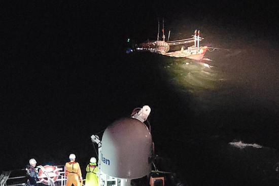 Cứu 14 thuyền viên Thanh Hóa bị chìm tàu trên biển trong mưa bão