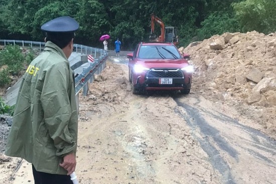 Quảng Nam: Mưa lớn khiến nhiều tuyến đường bị ngập sâu, sạt lở