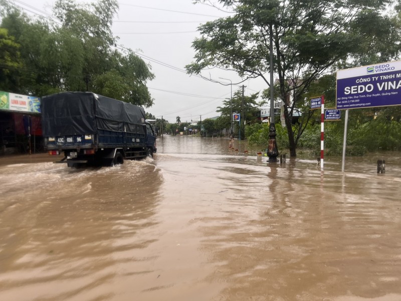 Quảng Nam: Mưa lớn khiến nhiều tuyến đường bị ngập sâu, sạt lở