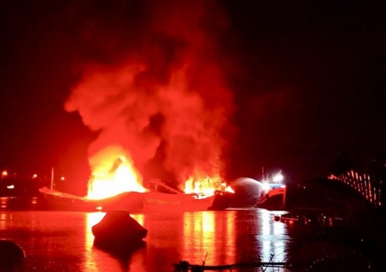 Quảng Ngãi: Cháy 2 tàu cá trong đêm, trị giá 3 tỷ đồng