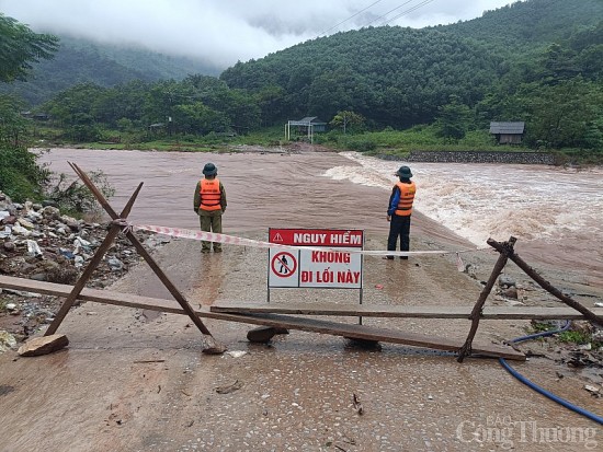Miền Trung: Mưa lớn gây ngập lụt, sạt lở và chia cắt tại một số địa phương