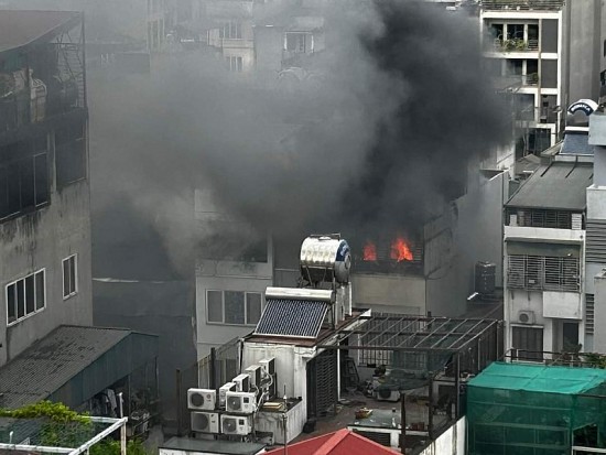 Hà Nội: Cháy căn nhà 6 tầng trên phố Ô Chợ Dừa