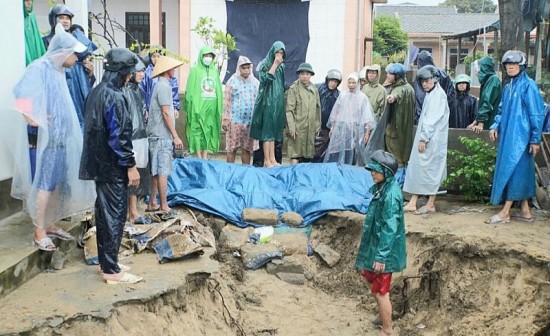 Thừa Thiên Huế: Bờ biển sạt lở, hàng trăm hecta hoa màu mất trắng do mưa lũ