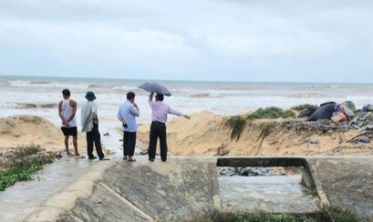 Thừa Thiên Huế: Bờ biển sạt lở, hàng trăm hecta hoa màu mất trắng do mưa lũ
