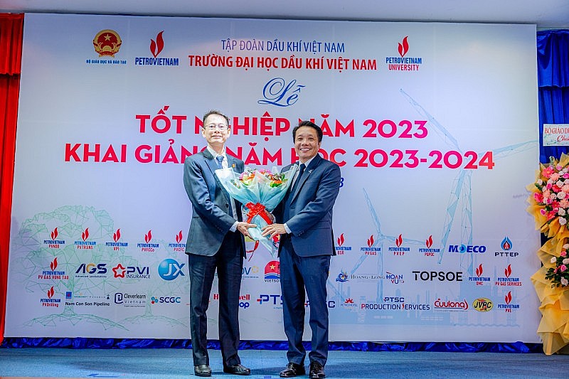 Năm thứ 7 liên tiếp VPCFC trao học bổng Hạt Ngọc Mùa Vàng cho sinh viên Đại học Dầu khí Việt Nam