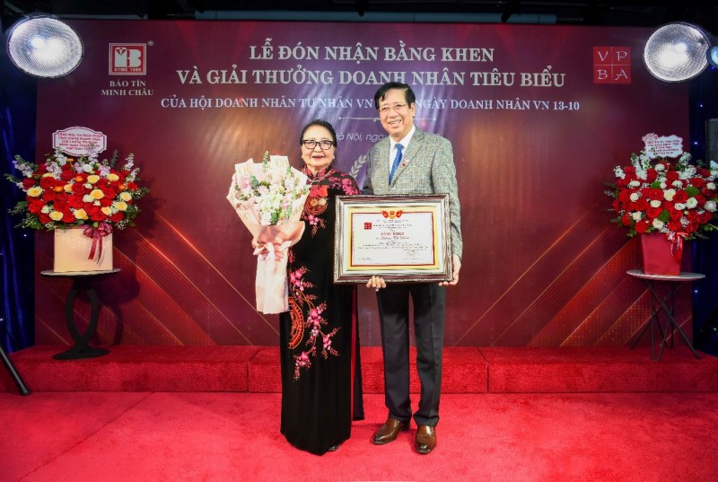 Bảo Tín Minh Châu nhận bằng khen và Giải thưởng Doanh nhân  tiêu biểu của Hội doanh nhân Tư nhân Việt Nam