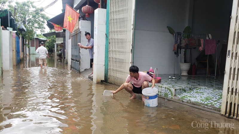 Đà Nẵng: Nhiều điểm còn ngập sâu, nước đến ngang người