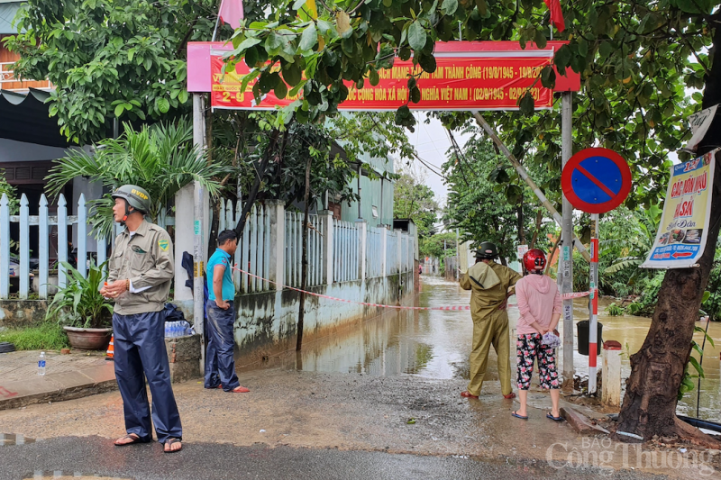 Đà Nẵng: Nhiều điểm còn ngập sâu, nước đến ngang người