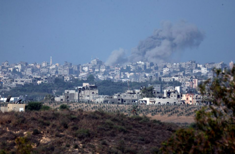 Quang cảnh cho thấy khói trên bầu trời và các tòa nhà bị phá hủy ở Dải Gaza nhìn từ biên giới của Israel với Dải Gaza, ở miền nam Israel ngày 15 tháng 10 năm 2023. REUTERS