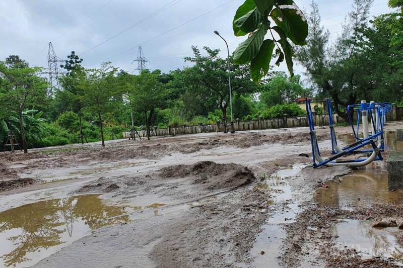 Đà Nẵng: Bùn, đất đá trên cụm công nghiệp Cẩm Lệ lại “tấn công” nhà dân
