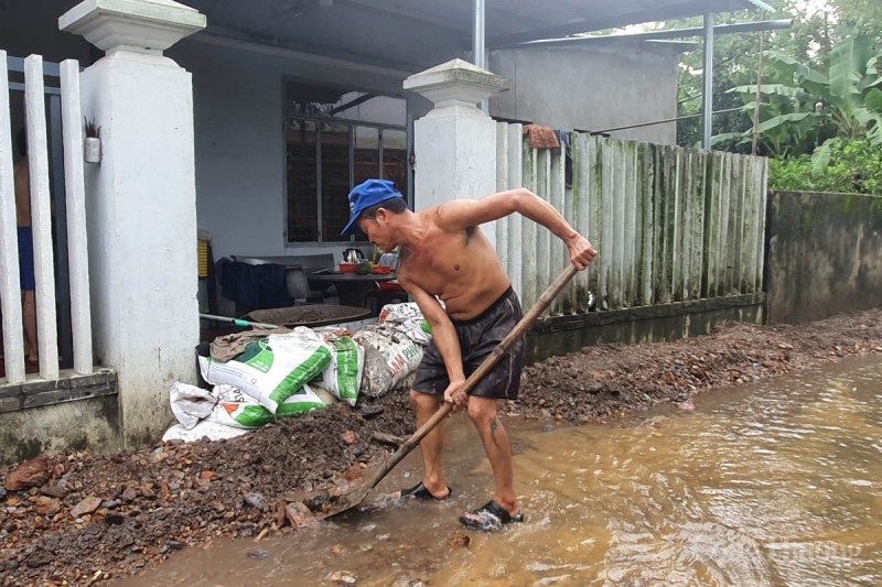 Đà Nẵng: Bùn, đất đá trên cụm công nghiệp Cẩm Lệ lại “tấn công” nhà dân