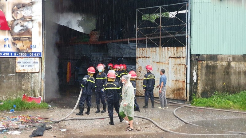 Quảng Nam: Cháy lớn tại kho chứa hàng hóa ở thành phố Tam Kỳ