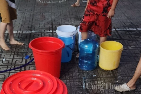 Mất nước giữa lòng Hà Nội: Hàng nghìn người dân chật vật trong đêm tìm nguồn nước dự trữ
