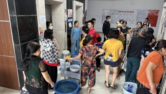 Hà Nội: Mất nước, hàng nghìn người dân chật vật đi... xin nước