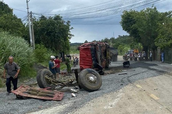 Phú Yên: Xe tải biến dạng sau khi đâm vào sườn đồi