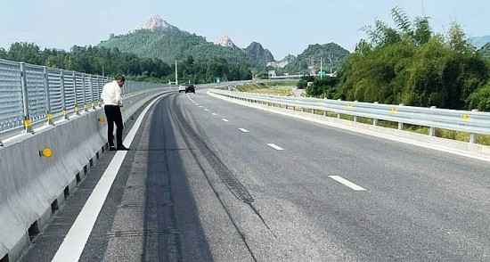 Cao tốc Nghi Sơn - Diễn Châu vừa thông xe, nghi bị đổ hóa chất phá hoại