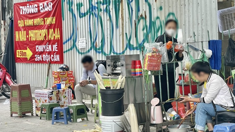 Hà Nội: Tái diễn tình trạng lấn chiếm vỉa hè trên nhiều tuyến phố