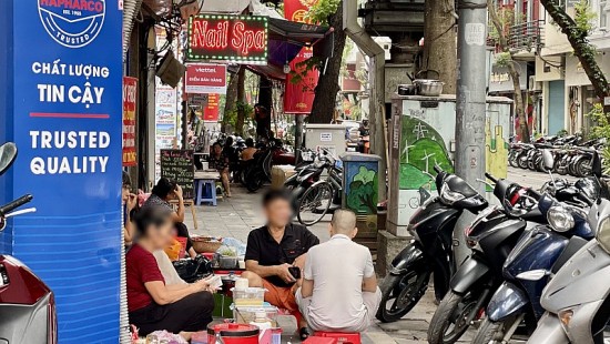 Hà Nội: Tình trạng lấn chiếm vỉa hè diễn ra trên nhiều tuyến phố