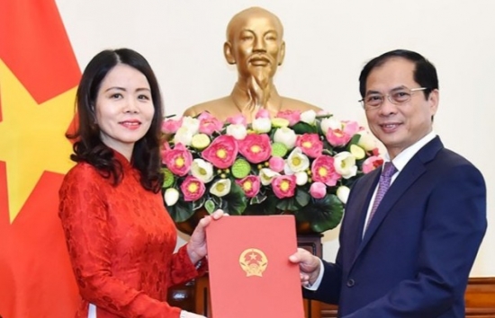 Bộ trưởng Bộ Ngoại giao trao quyết định bổ nhiệm cho tân Thứ trưởng Nguyễn Minh Hằng