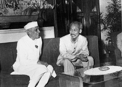  1954 Thủ tướng Ấn Độ Jawaharlal Nehru có chuyến thăm Việt Nam và nói chuyện với Chủ tịch Hồ Chí Minh