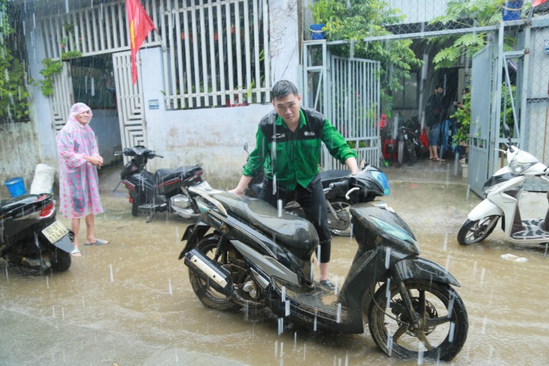 Đội sinh viên sửa xe máy miễn phí - ấm tình người giữa mùa mưa lũ