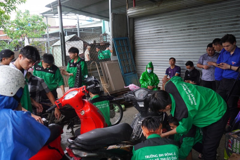 Đội sinh viên sửa xe máy miễn phí - ấm tình người giữa mùa mưa lũ