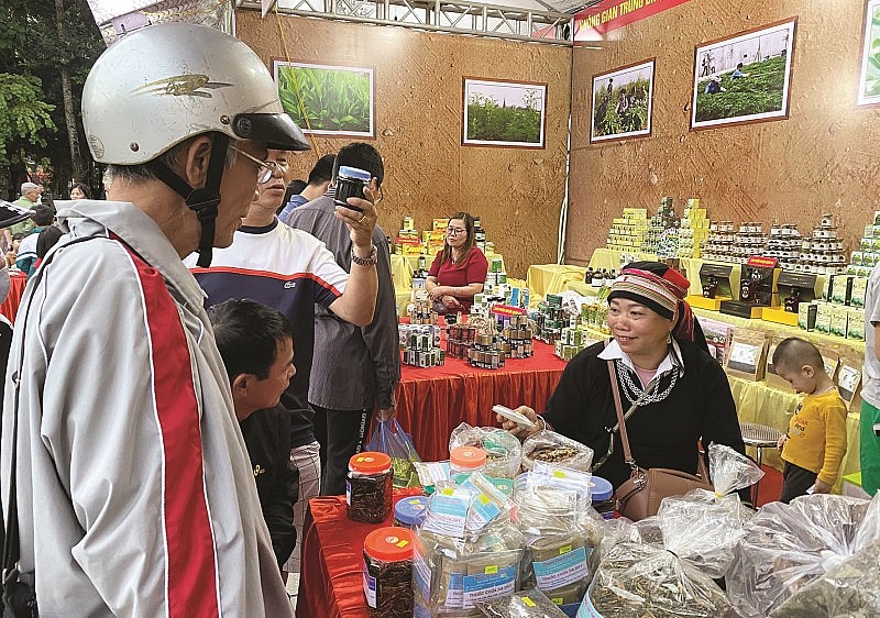 Các sản phẩm đặc trưng của tỉnh Hà Giang đã tạo ra sức hút lớn đối với người dân và du khách. (Ảnh: Hương Trà – baodantoc.vn)