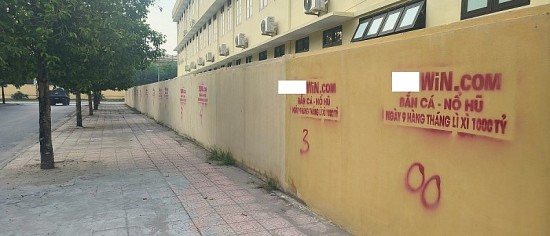 Thái Bình: Kẻ gian xịt sơn quảng cáo cờ bạc ở khắp nơi, cạnh trường học, công sở