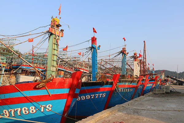 Miền Trung: Hỗ trợ lương thực vùng bị chia cắt, cấm biển đối với tàu thuyền