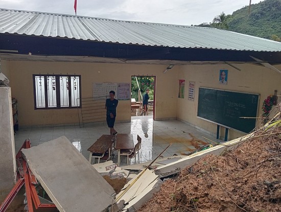 Sạt lở khiến một phòng học ở miền núi Quảng Nam bị sập