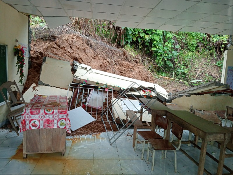 Sạt lở khiến một phòng học ở miền núi Quảng Nam bị sập