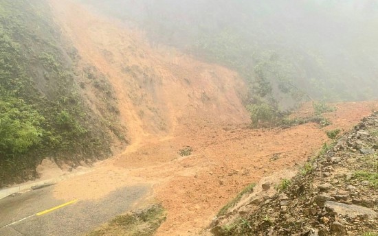 Thừa Thiên Huế: Mưa lớn gây sạt lở nghiêm trọng miền núi, học sinh toàn tỉnh nghỉ học