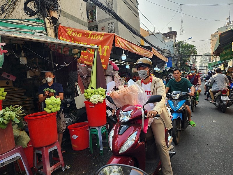 TP. Hồ Chí Minh: Cận ngày 20/10 hoa tươi tăng giá, quà tặng “hút khách”