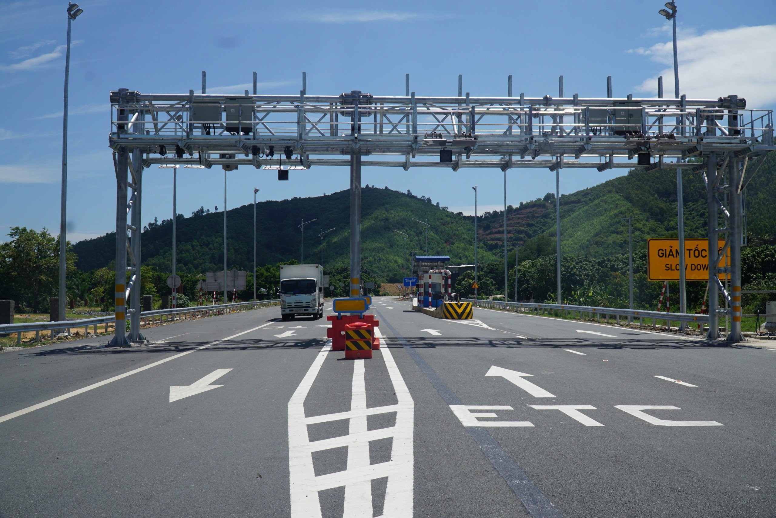 Cao tốc Nha Trang - Cam Lâm áp dụng công nghệ thu phí không dừng (ETC) hoàn toàn.