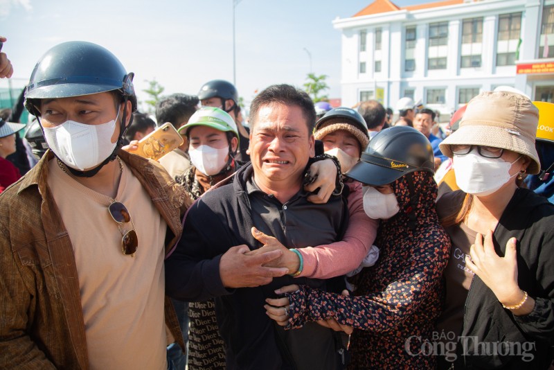 Quảng Nam: Tàu chở 83 ngư dân gặp nạn trên biển về đến đất liền