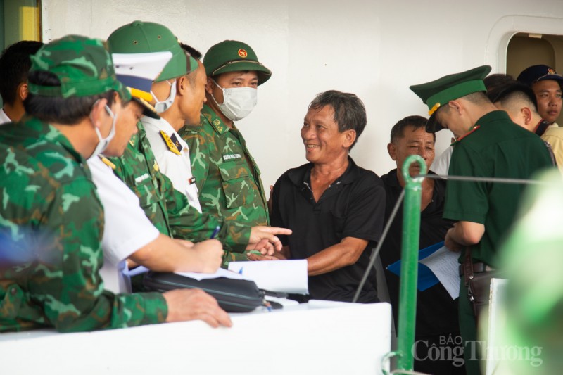 Quảng Nam: Tàu chở 83 ngư dân gặp nạn trên biển về đến đất liền