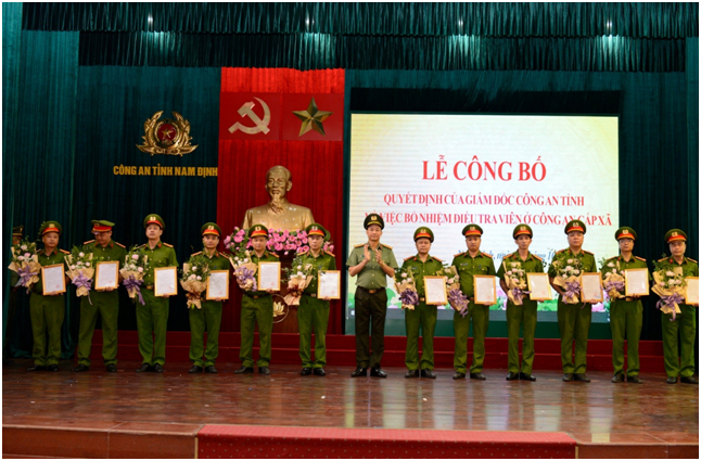 Đại tá Trần Minh Tiến, Bí thư Đảng ủy Giám đốc công an tỉnh trao quyết định bổ nhiệm Điều tra viên cho 50 đồng chí Trưởng, Phó Trưởng Công an cấp xã.