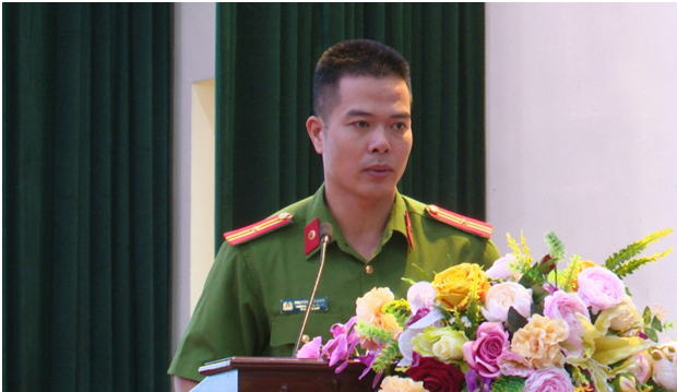 Thiếu tá Trần Huy Điệp, Trưởng Công an xã Nam Vân, TP Nam Định đại diện cho 50 đồng chí được bổ nhiệm Điều tra viên phát biểu.