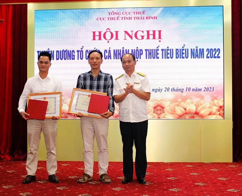 Công ty cổ phần Minh Trí SMILE và Công ty TNHH chế biến thuỷ sản Thuỵ Hải nhận Giấy khen của Tổng cục Thuế về thành tích đóng góp ngân sách Nhà nước 2022.