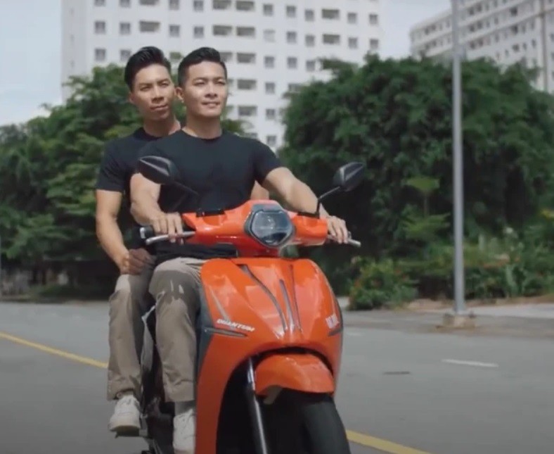 Hình ảnh trong clip không đúng với quy tắc giao thông Việt Nam - Ảnh cắt từ clip