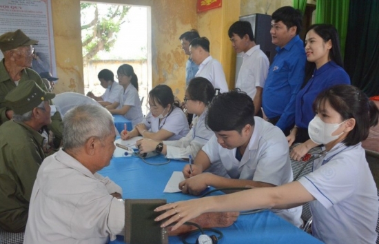 Thái Bình: Khám bệnh miễn phí, trao quà tặng 200 người là đối tượng chính sách