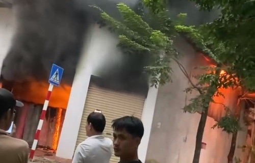 Cháy lớn tại một kho vải gần chợ Ninh Hiệp