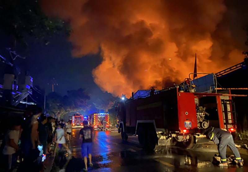 TP. Hồ Chí Minh: Cháy lớn xưởng vải hơn 1.000 m2, nhiều tài sản bị thiêu rụi
