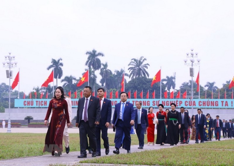 Đại biểu Quốc hội đặt vòng hoa và vào Lăng viếng Chủ tịch Hồ Chí Minh | Chính trị | Vietnam+ (VietnamPlus)