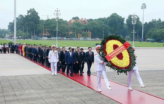 Đại biểu Quốc hội đặt vòng hoa và vào Lăng viếng Chủ tịch Hồ Chí Minh