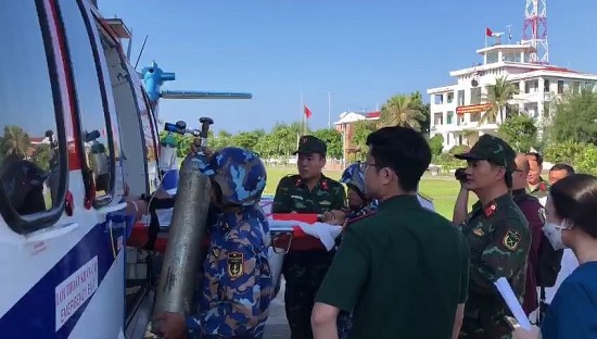 Dùng trực thăng đưa ngư dân bị giảm áp từ đảo Song Tử Tây vào bờ điều trị