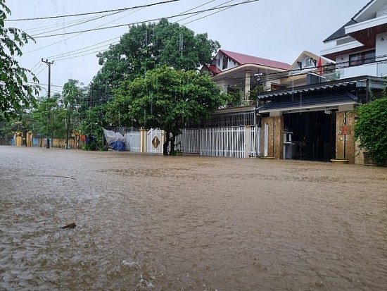 Quảng Trị: Mưa lớn, nhiều tuyến đường ngập sâu