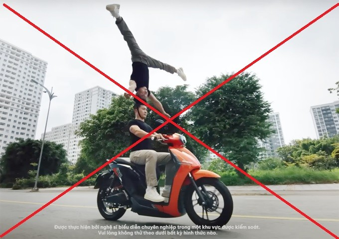 clip Quốc Cơ - Quốc Nghiệp chồng đầu đi trên xe máy điện Dat Bike