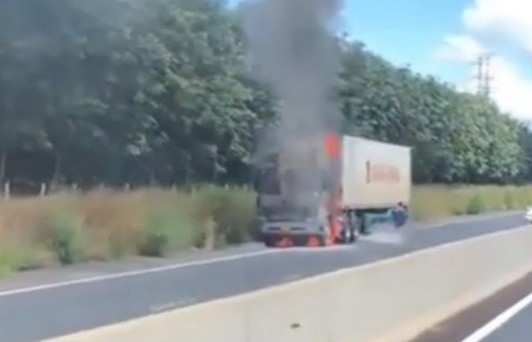 Xe container cháy dữ dội trên cao tốc Phan Thiết - Dầu Giây